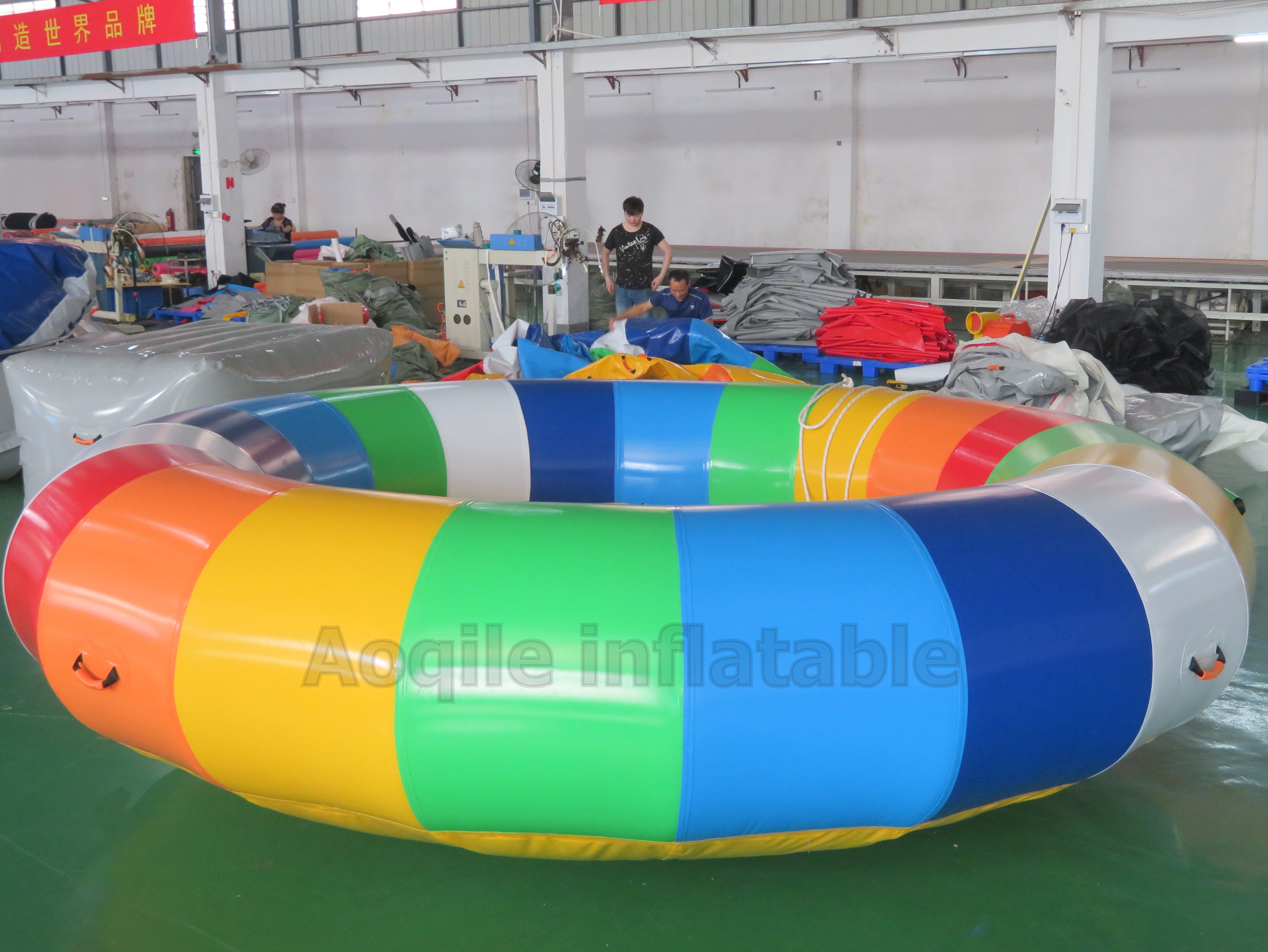 Deportes acuáticos remolcables inflables, juguete inflable del agua del barco de la discoteca, OVNI loco giratorio inflable