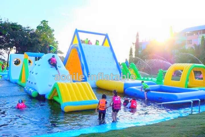 Parque de atracciones acuático inflable del fabricante de China en el suelo, parque acuático inflable con piscina y tobogán