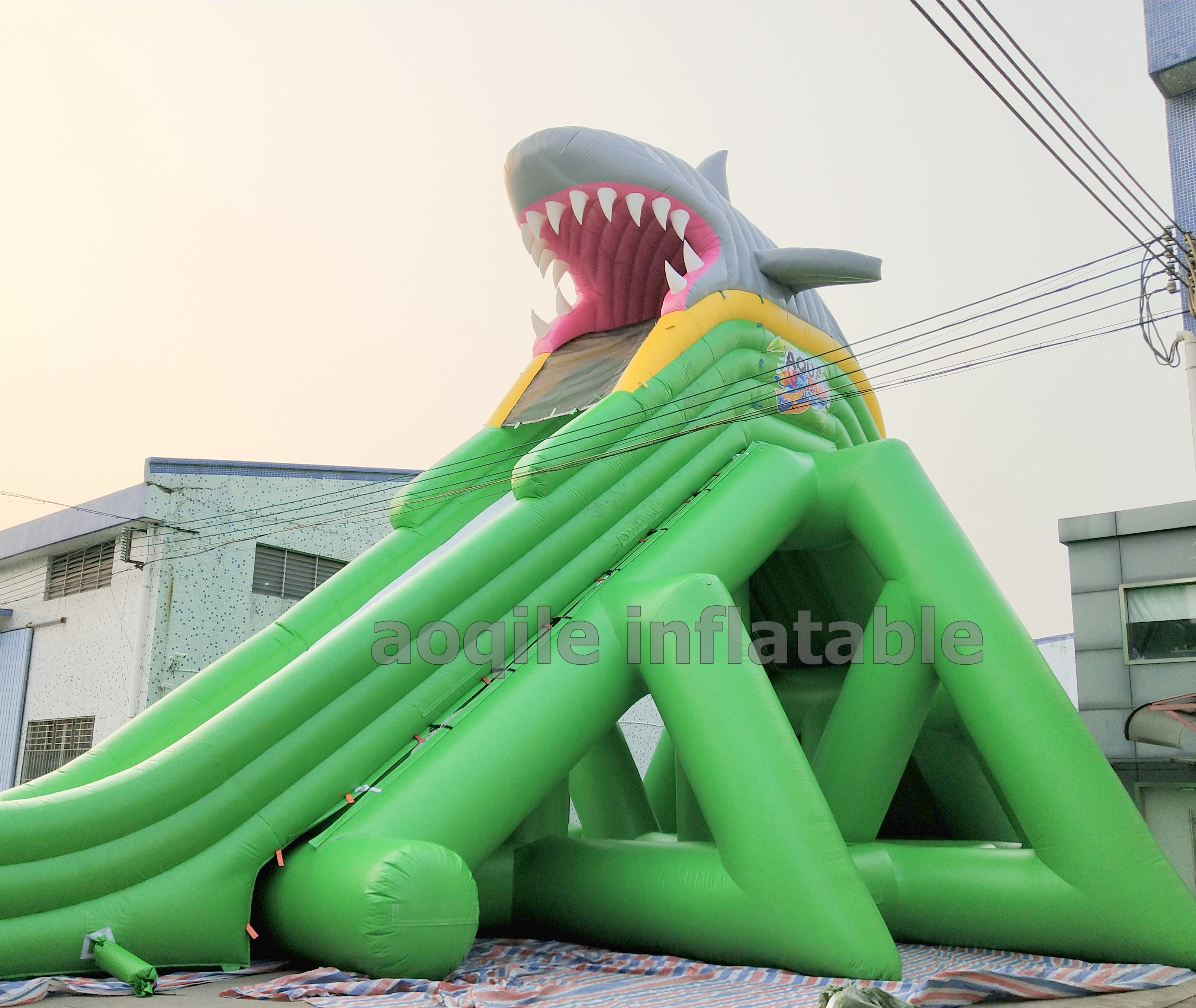 Tobogán acuático inflable del resbalón del vuelo n de la diapositiva gigante del retroceso del descenso del parque del agua de la diversión del tiburón gigante de encargo