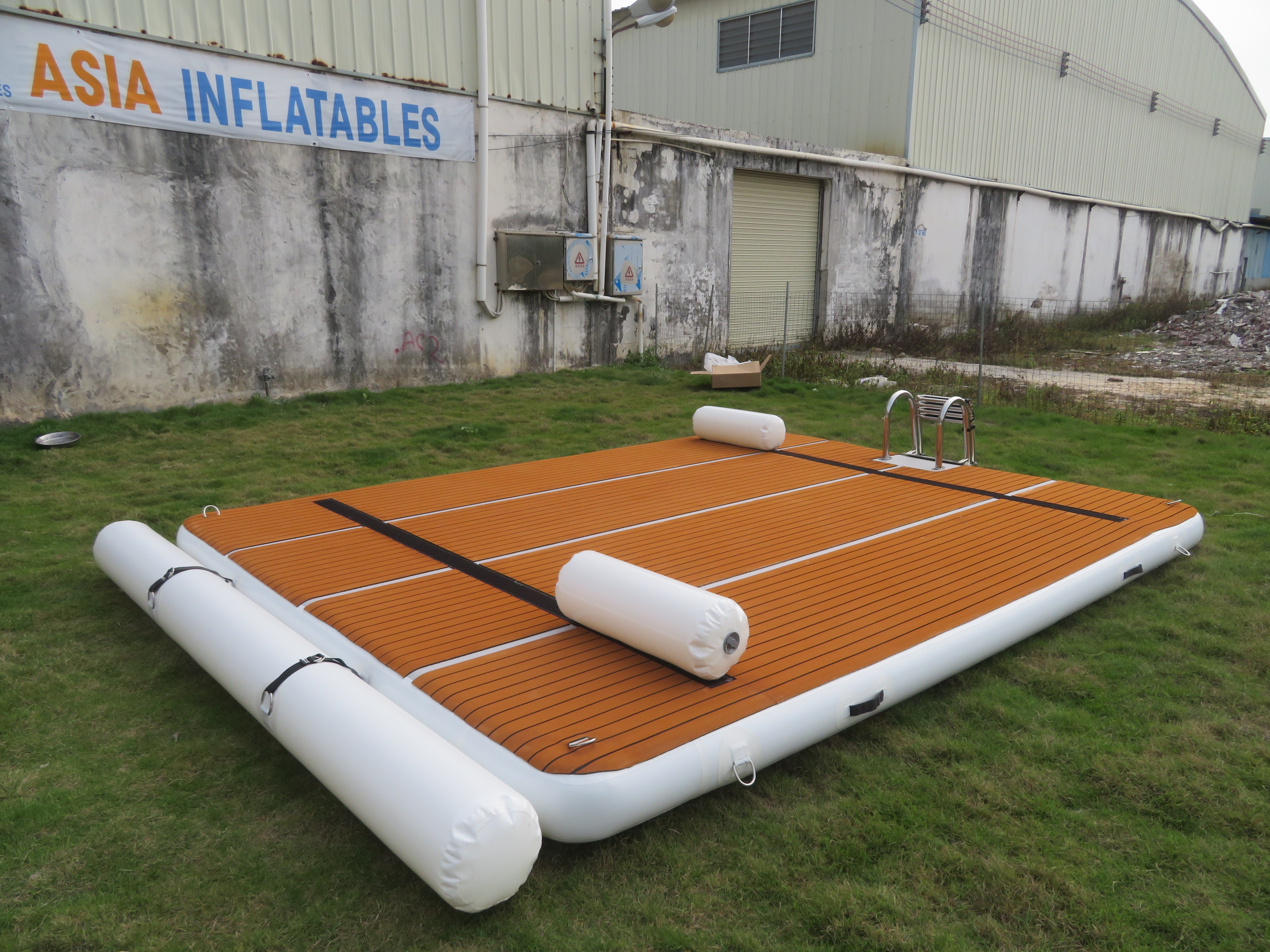 Plataforma flotante inflable de agua de verano, estera de muelle de teca para lancha motora, isla de agua para natación