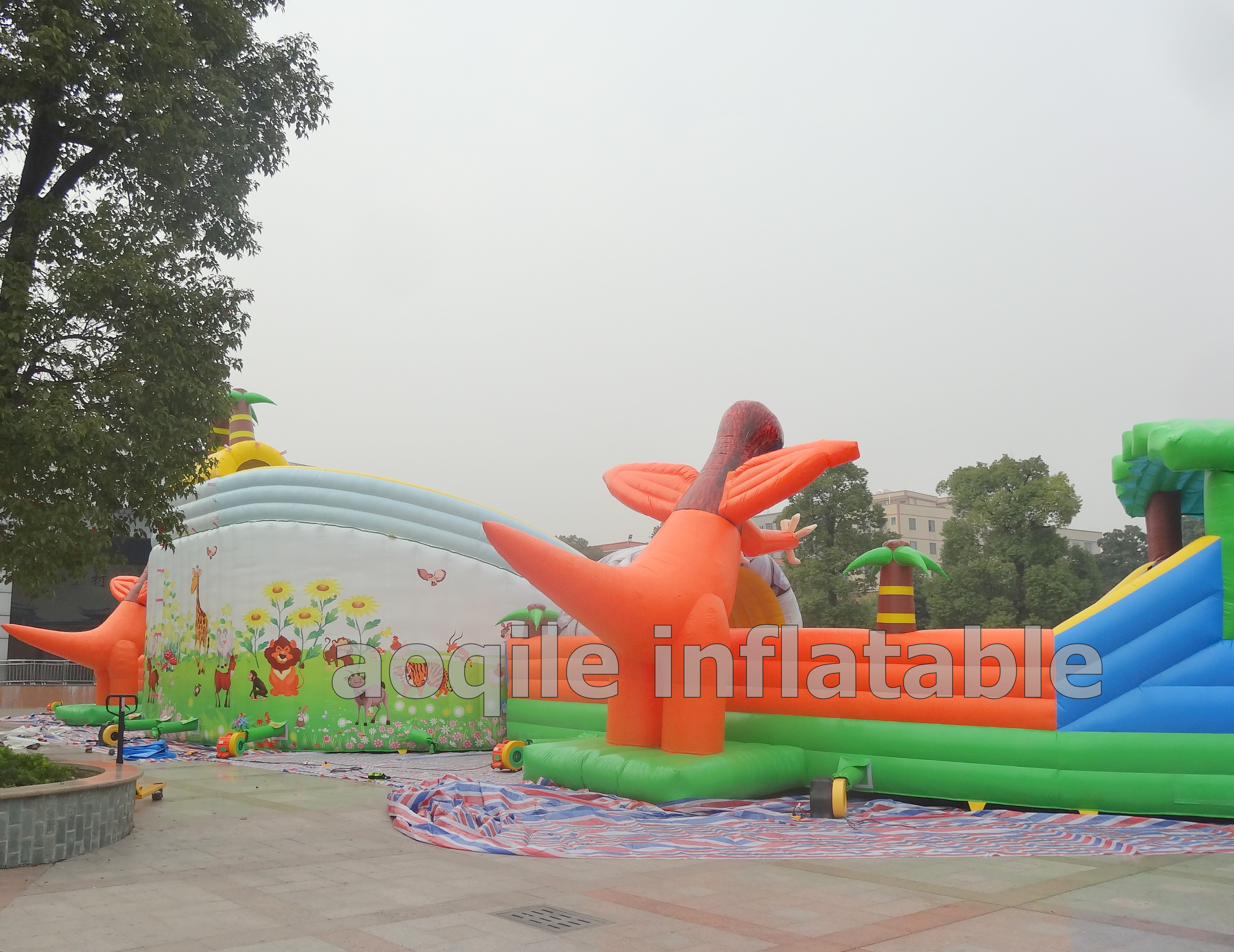 Parque Acuático terrestre inflable al aire libre, tobogán combinado para parque de piscina de agua inflable en el patio trasero, ciudad insular divertida inflable en el suelo de juegos