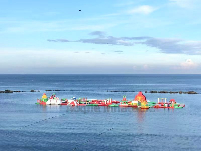 Agua flotante inflable comercial del parque inflable de la isla flotante del agua con el castillo de la diapositiva