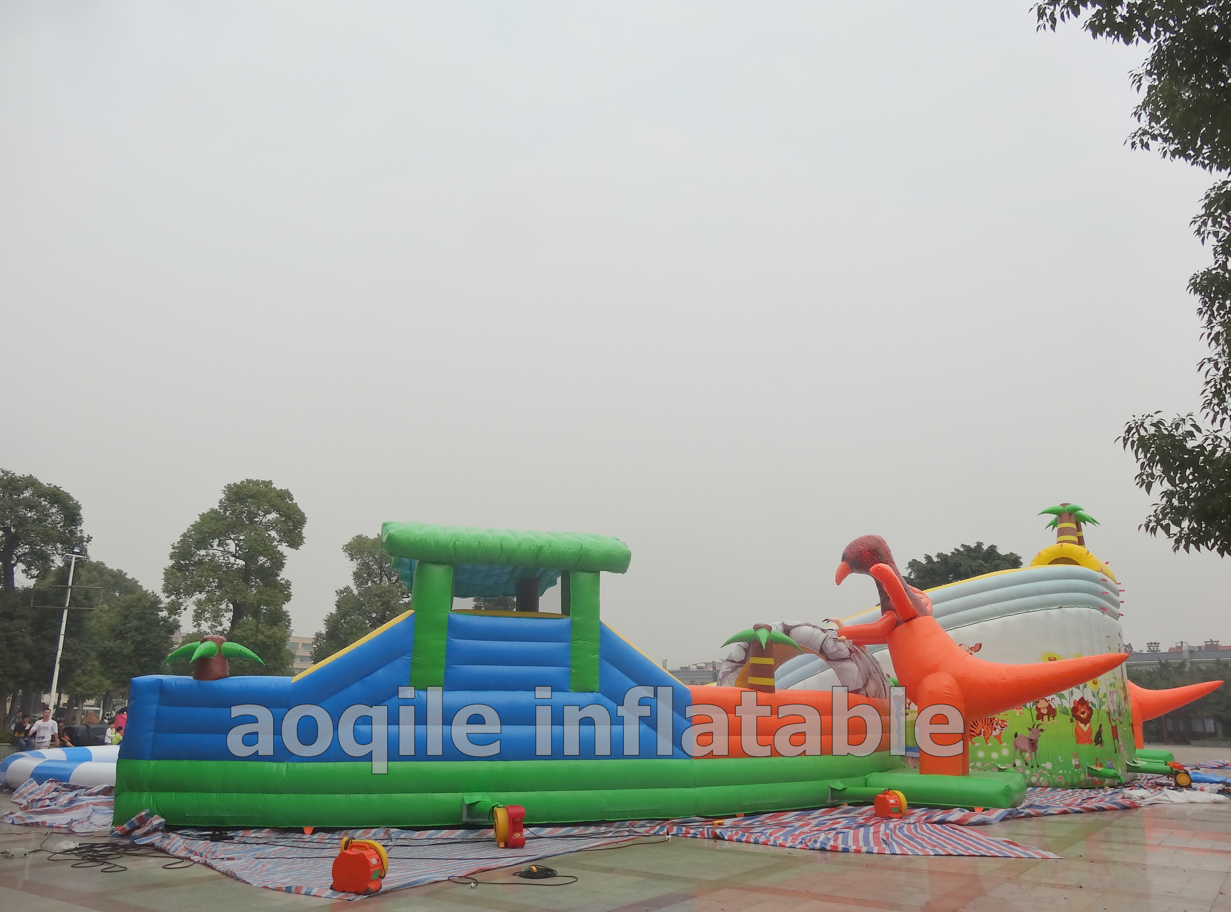 Parque Acuático terrestre inflable al aire libre, tobogán combinado para parque de piscina de agua inflable en el patio trasero, ciudad insular divertida inflable en el suelo de juegos