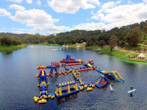 Parque de estimulación de obstáculos flotantes de agua de equipo de diversión inflable grande de agua de verano