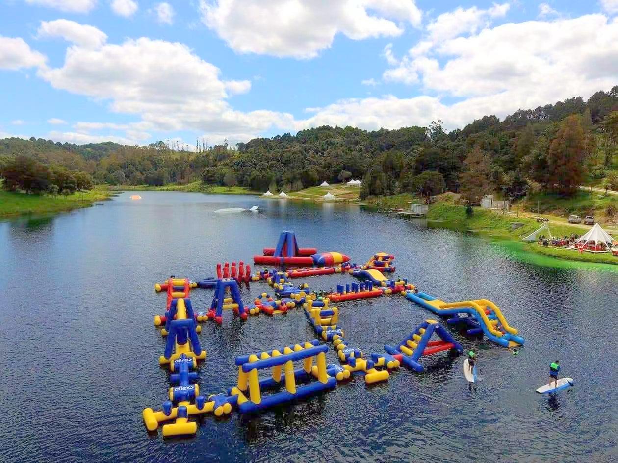 Parque de estimulación de obstáculos flotantes de agua de equipo de diversión inflable grande de agua de verano