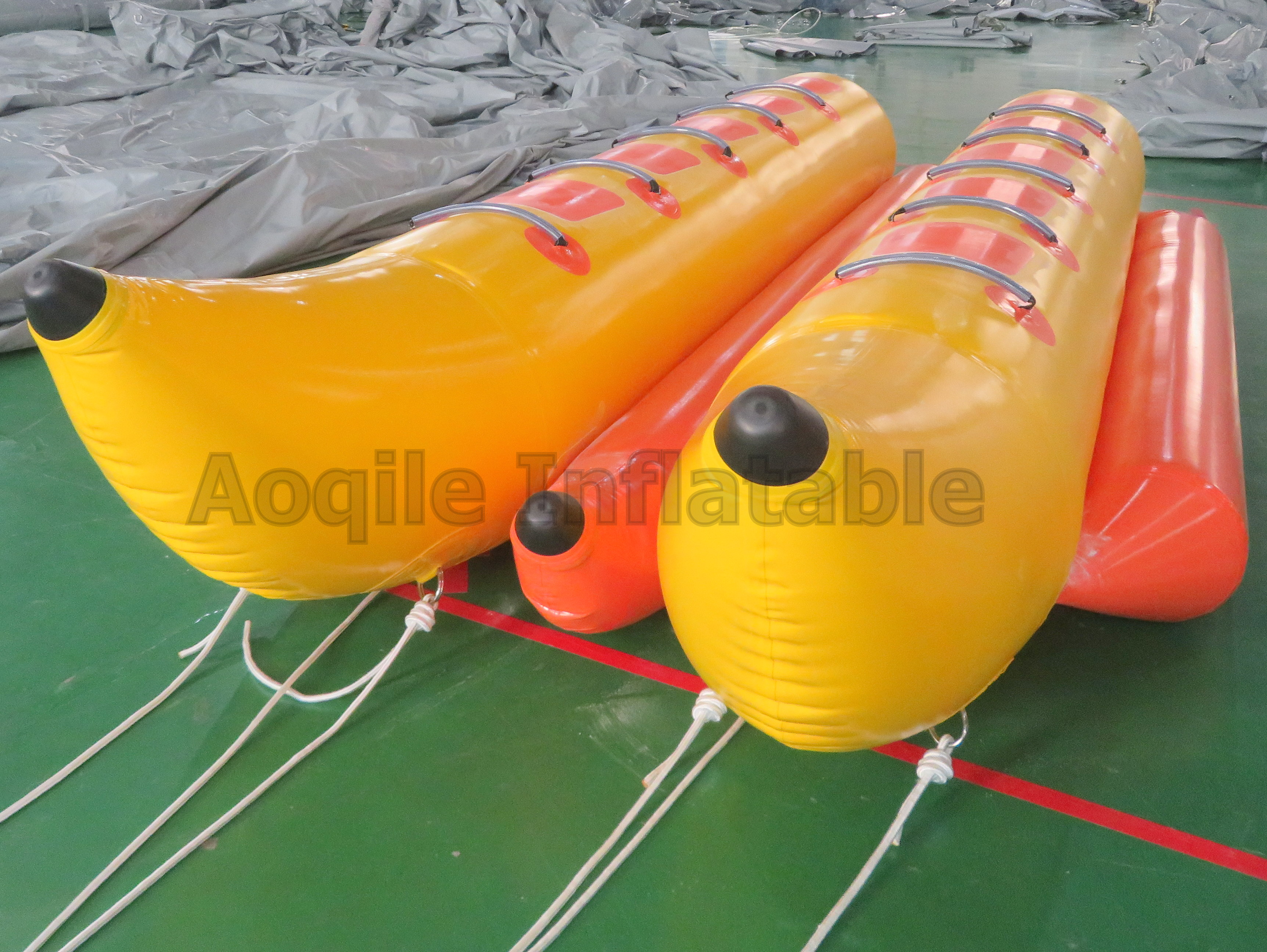 Juegos acuáticos inflables, barcos tipo banana, equipo de juego remolcable flotante para agua