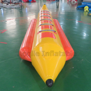 Juegos acuáticos inflables, barcos tipo banana, equipo de juego remolcable flotante para agua