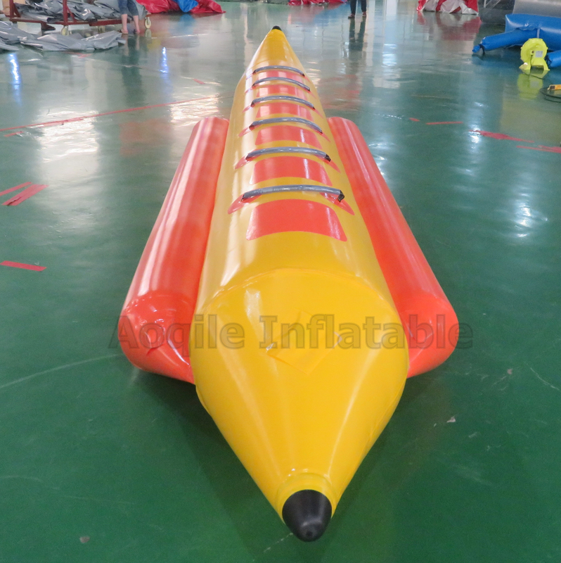 Juegos acuáticos inflables, barcos tipo banana, equipo de juego remolcable flotante para agua