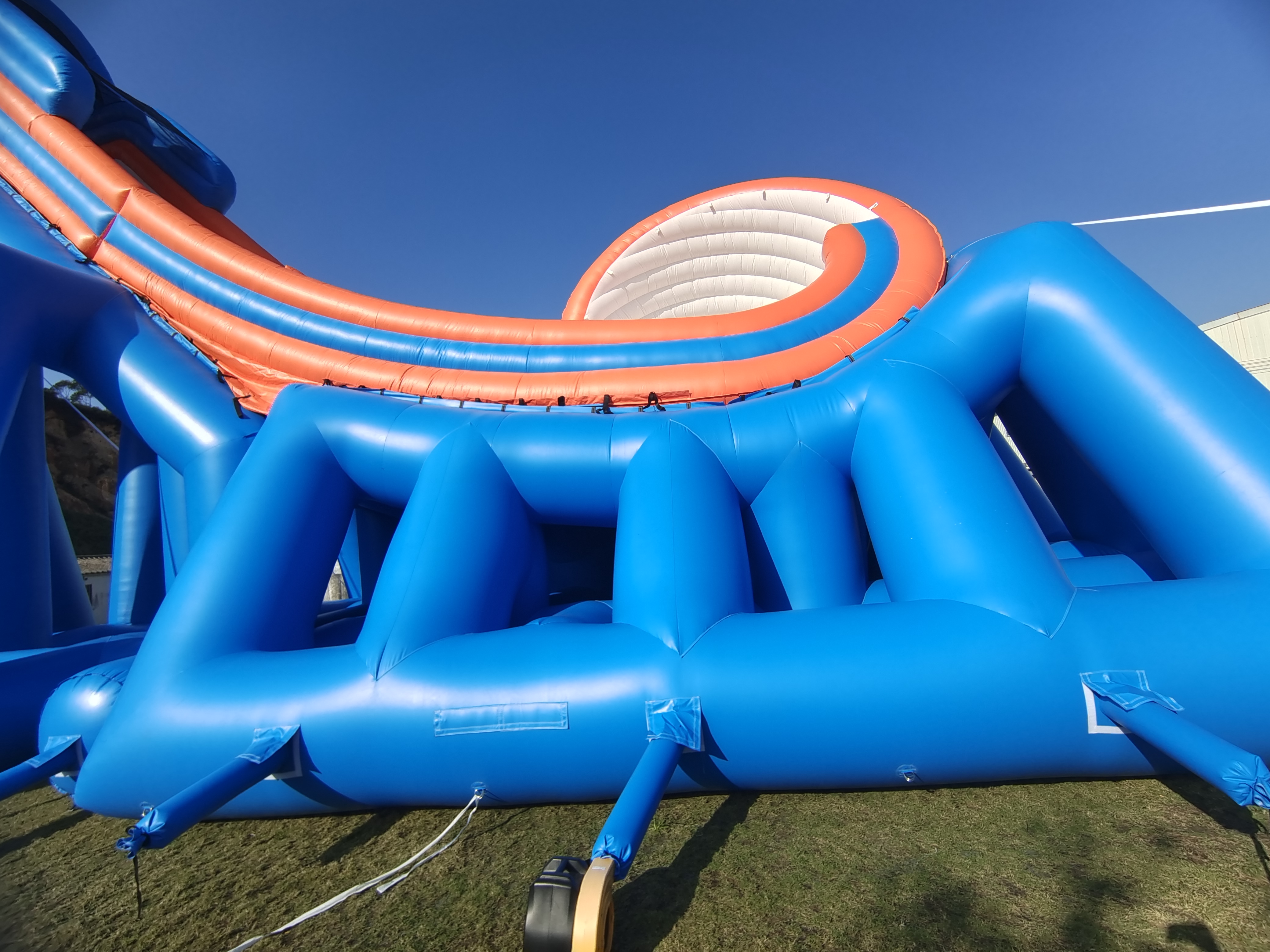 El agua flotante inflable grande de la piscina del parque del trampolín del altavoz loco gira la diapositiva