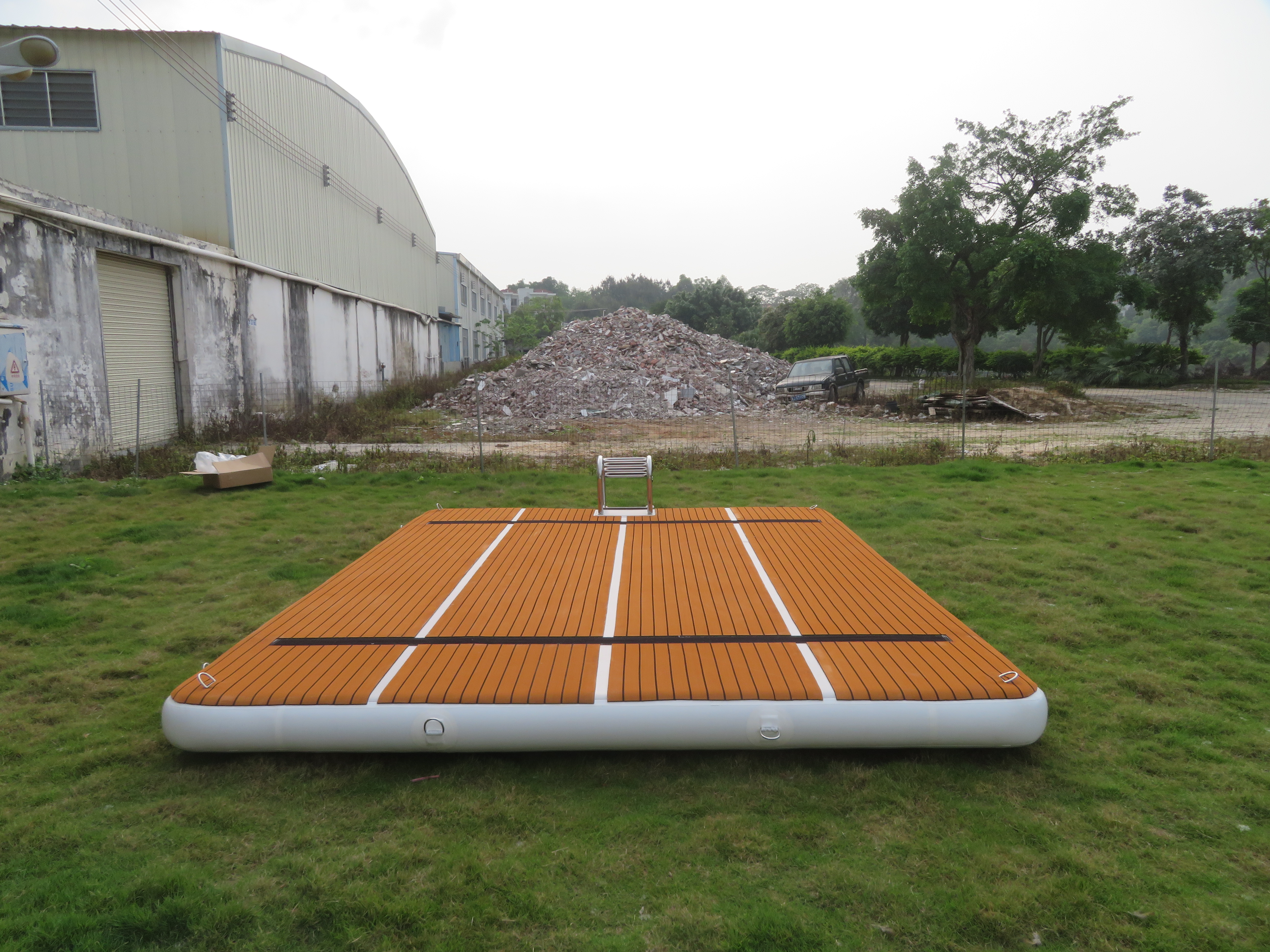 Plataforma flotante inflable de agua de verano, estera de muelle de teca para lancha motora, isla de agua para natación