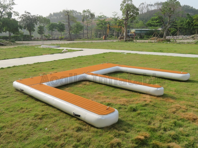 Muelle acuático inflable