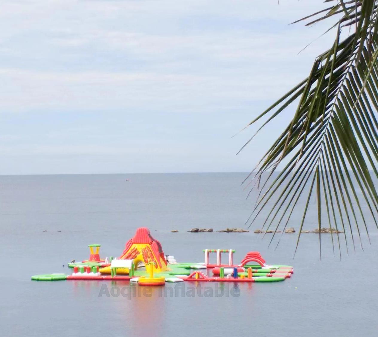 Agua flotante inflable comercial del parque inflable de la isla flotante del agua con el castillo de la diapositiva