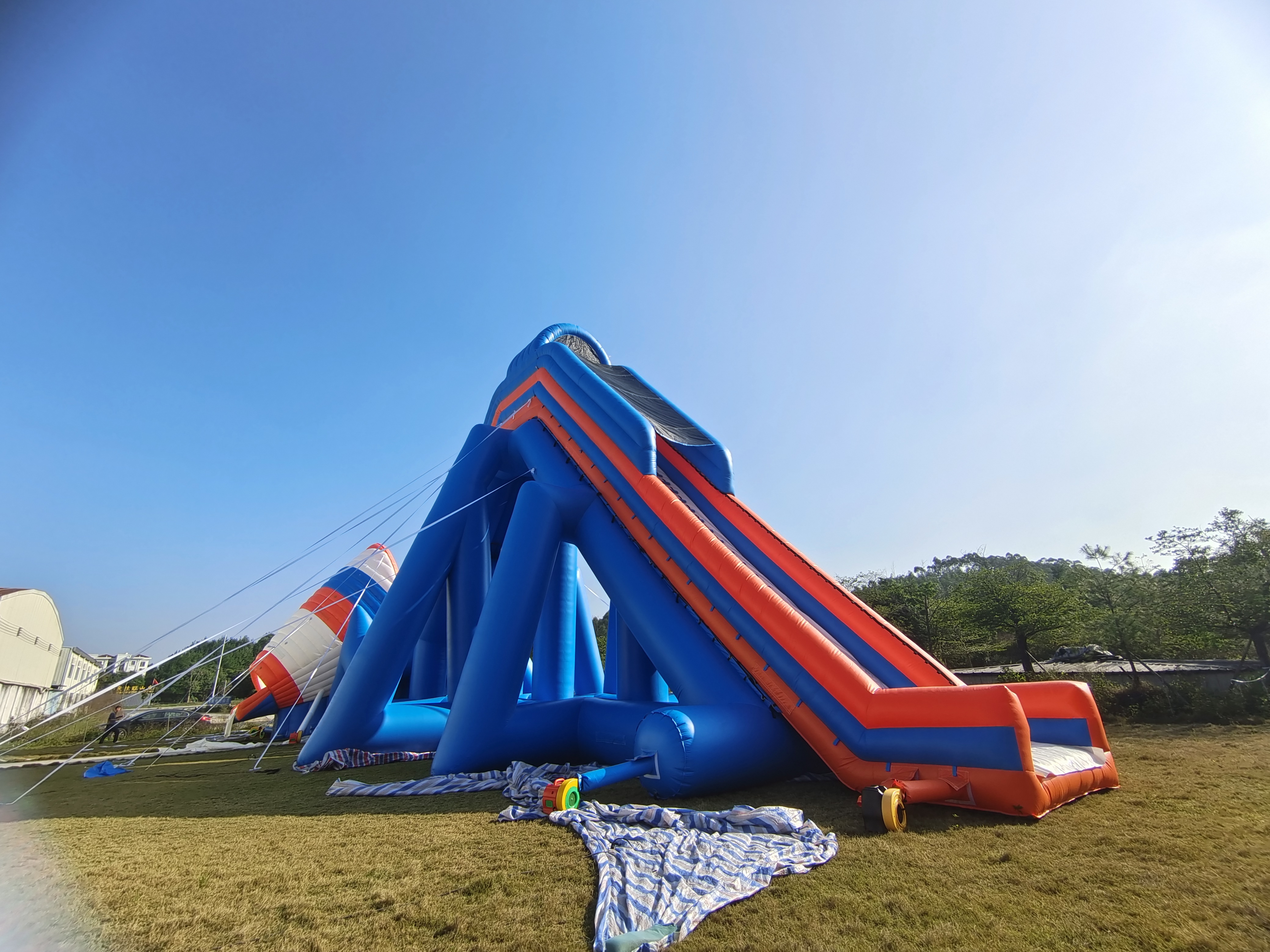 El agua flotante inflable grande de la piscina del parque del trampolín del altavoz loco gira la diapositiva