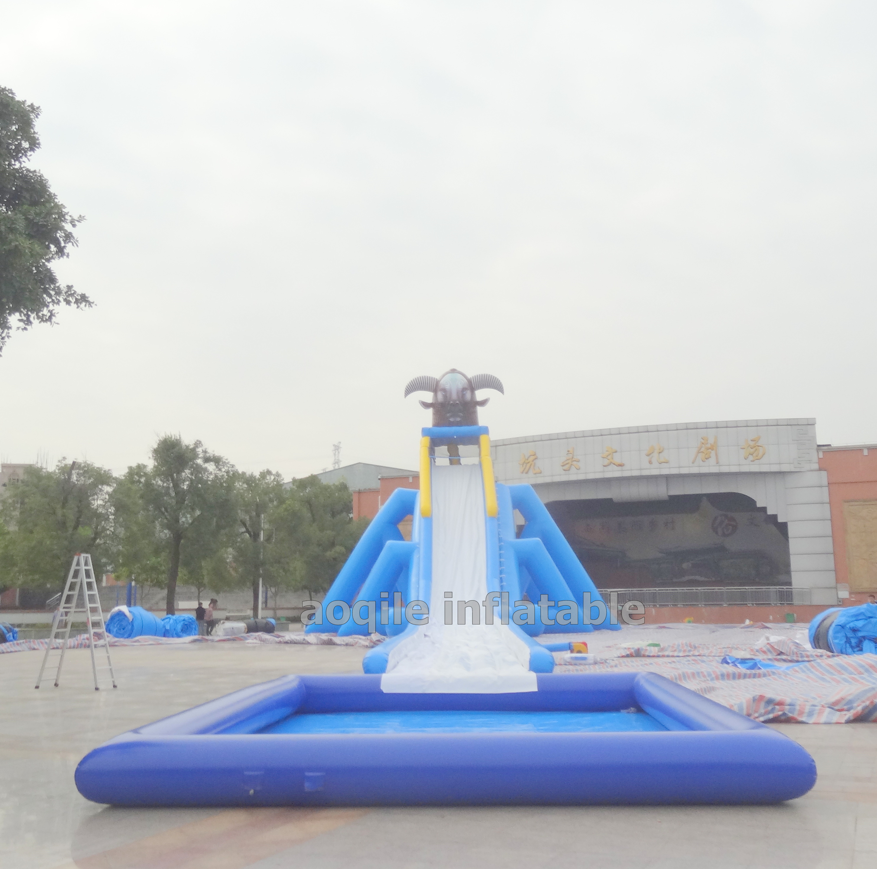 Tobogán acuático inflable enorme de hipopótamo para adultos de 10 metros de altura para la playa del fabricante inflable de China