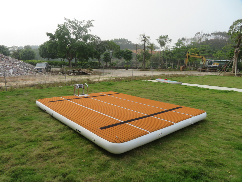 Plataforma de muelle de isla flotante para barco de ocio acuático inflable de verano al aire libre con equipo de escalera