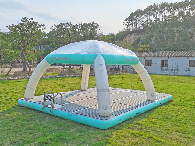 Plataforma inflable de descanso acuático.
