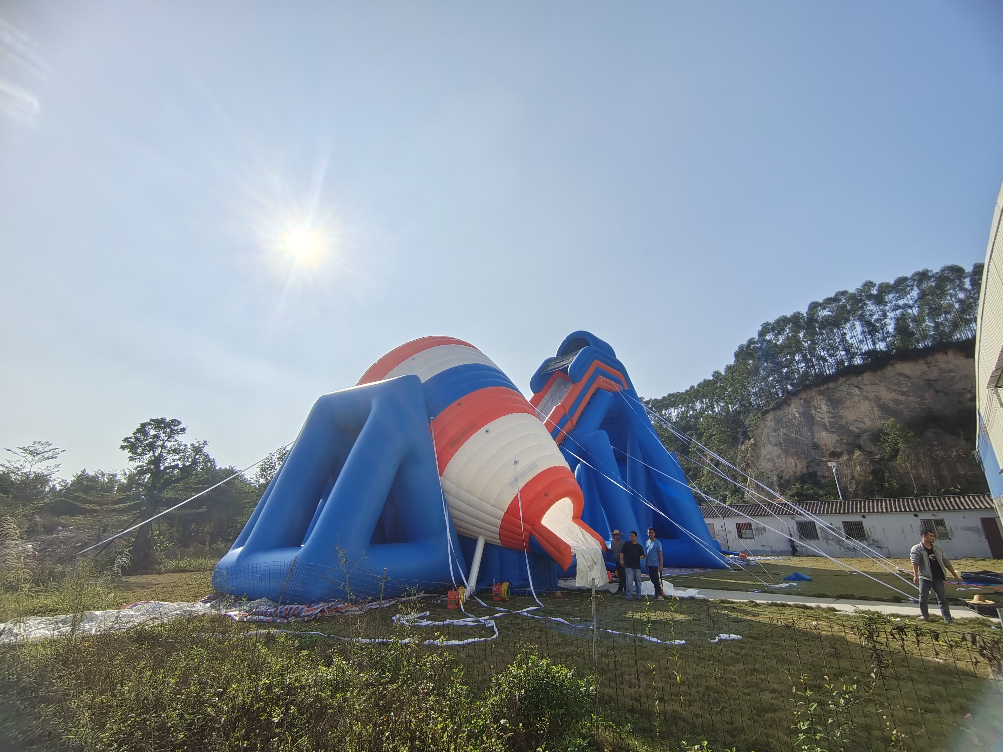 El agua flotante inflable grande de la piscina del parque del trampolín del altavoz loco gira la diapositiva