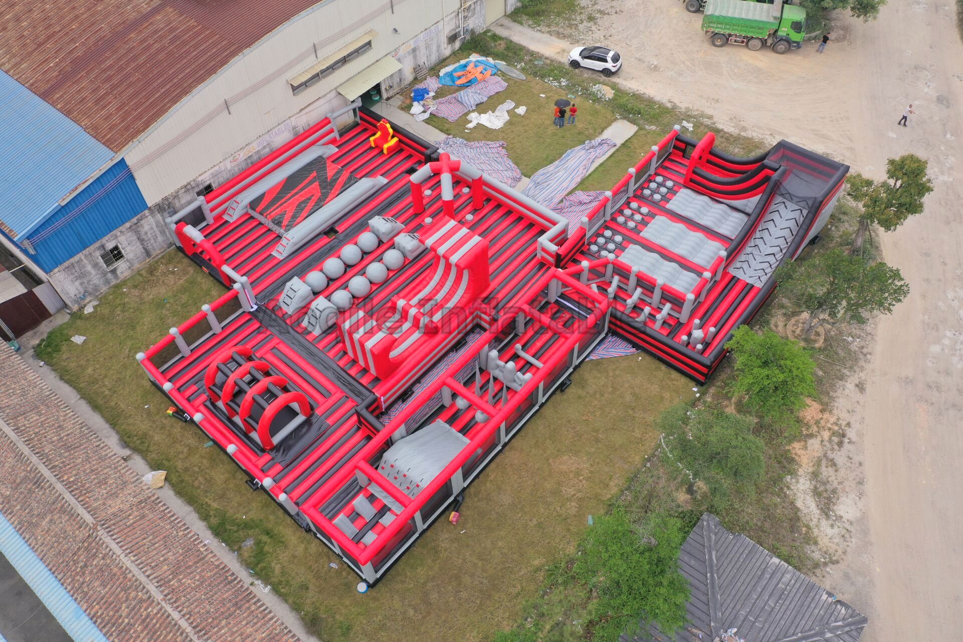 Juegos inflables del parque temático del parque grande del trampolín de la casa de encargo de la despedida con el lado, carrera de obstáculos