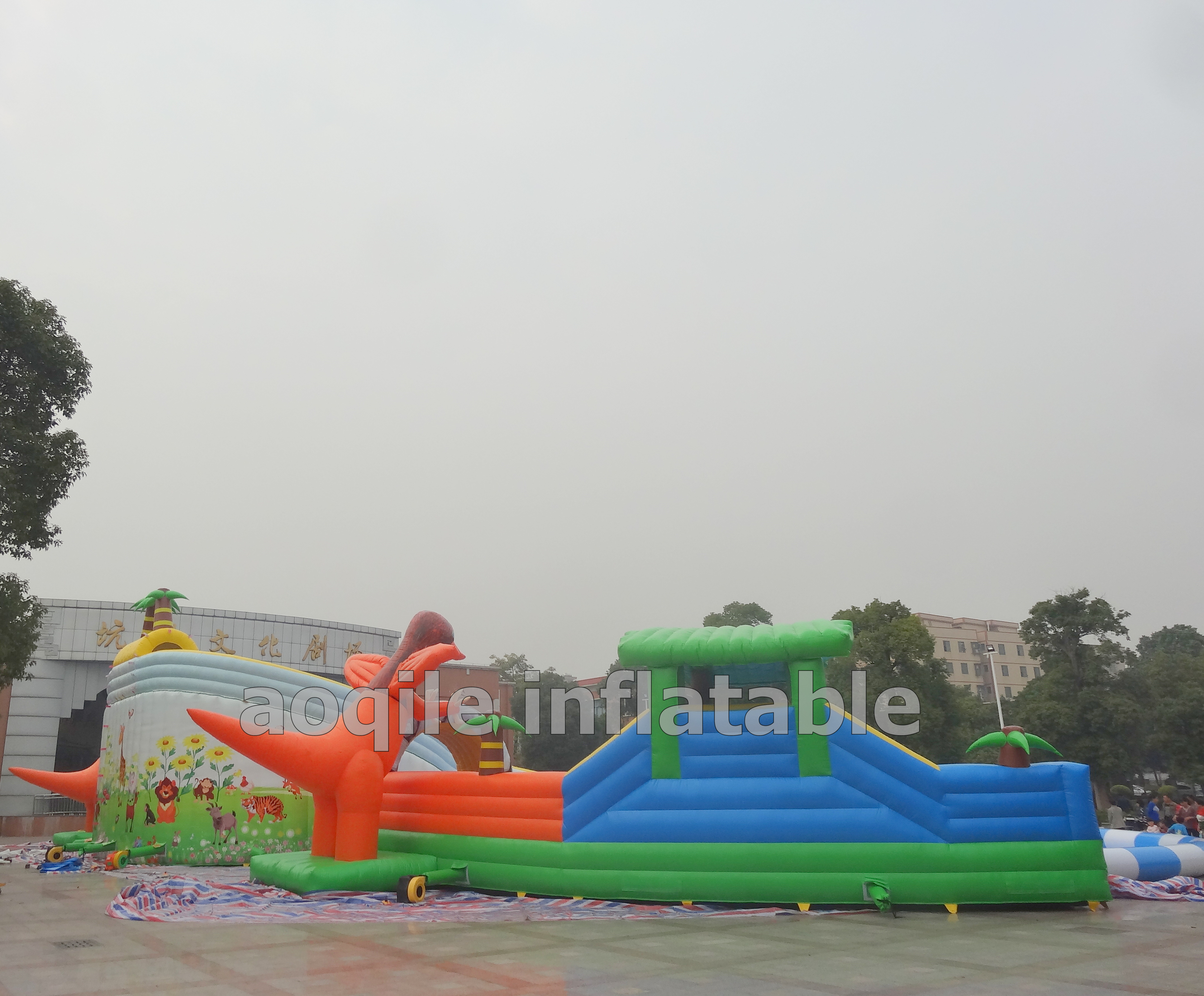 Parque Acuático terrestre inflable al aire libre, tobogán combinado para parque de piscina de agua inflable en el patio trasero, ciudad insular divertida inflable en el suelo de juegos