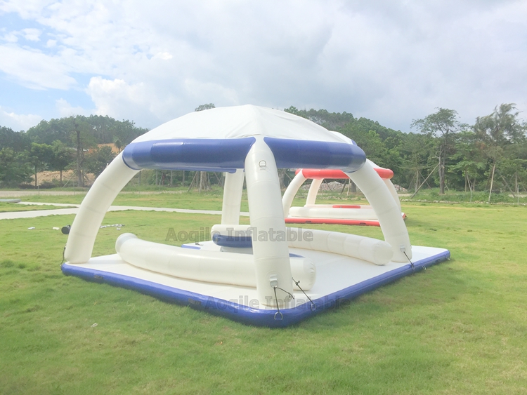 Plataforma inflable de descanso acuático.