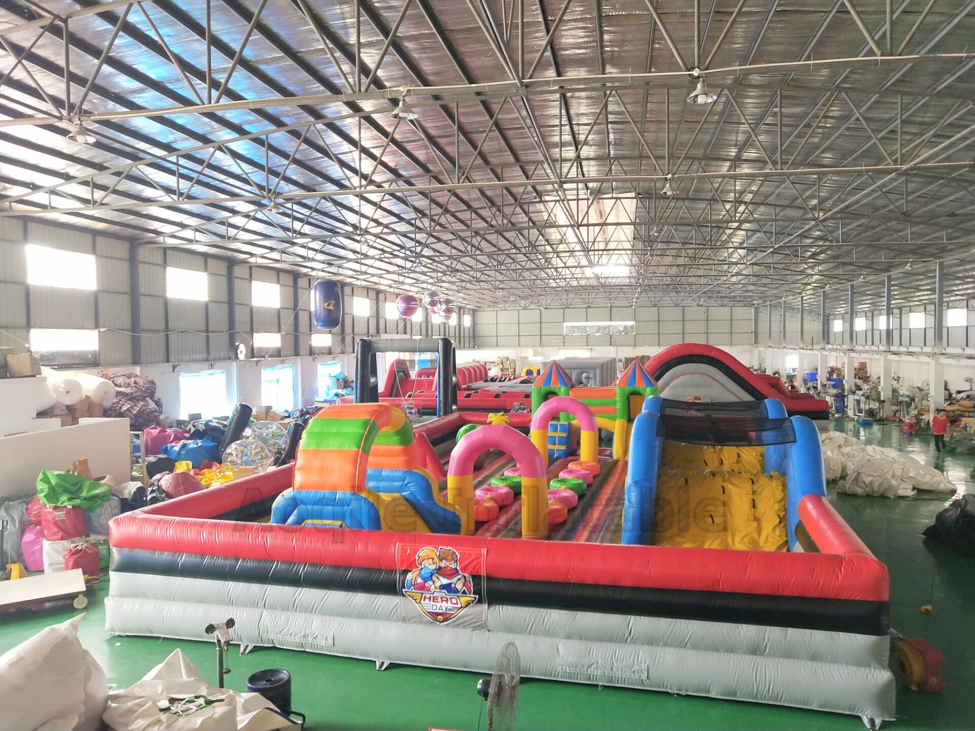 Parque de atracciones inflable gigante para niños y adultos, carrera de obstáculos inflable interior comercial, parque temático aéreo