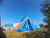 El agua flotante inflable grande de la piscina del parque del trampolín del altavoz loco gira la diapositiva