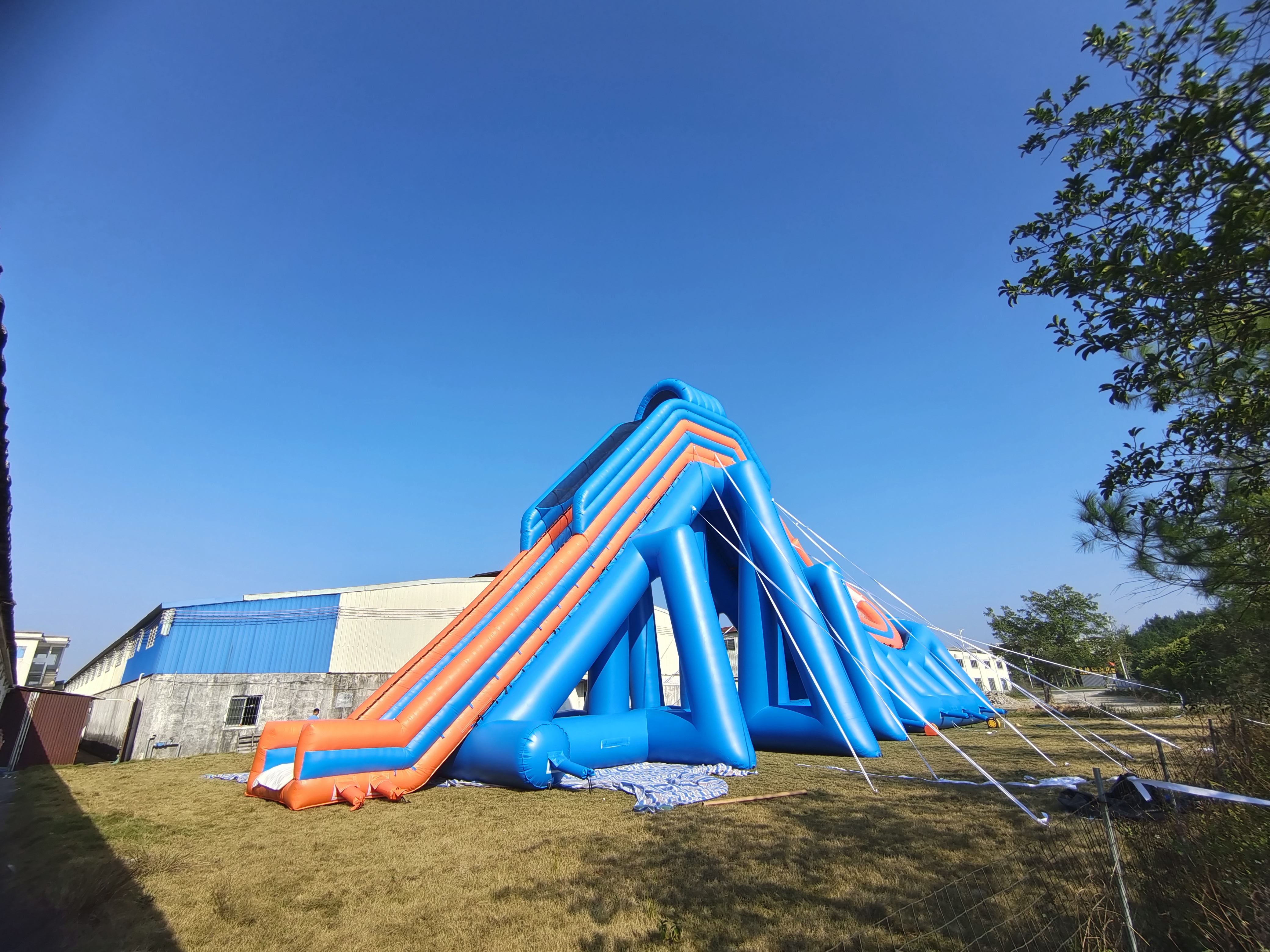 El agua flotante inflable grande de la piscina del parque del trampolín del altavoz loco gira la diapositiva