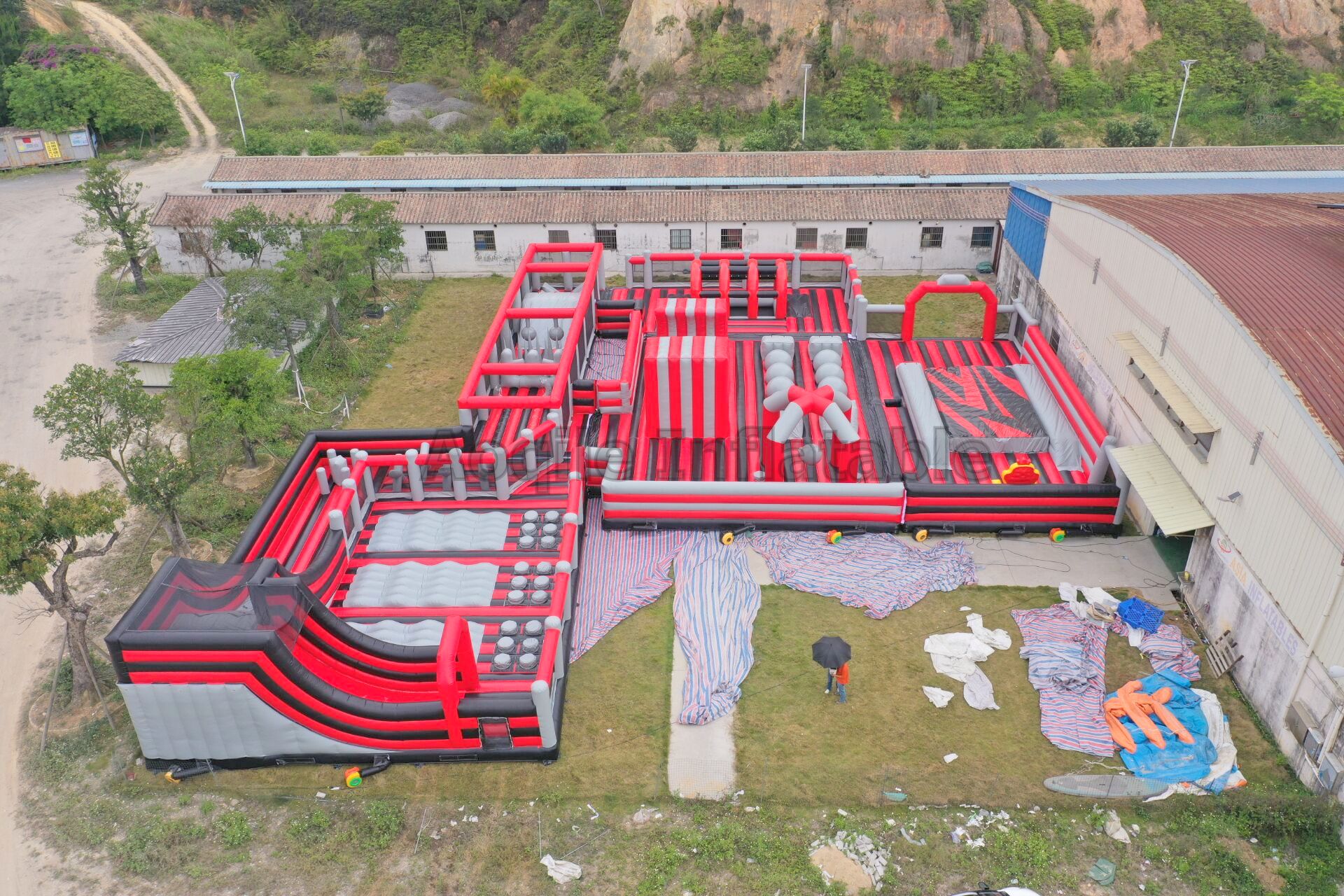 Juegos inflables del parque temático del parque grande del trampolín de la casa de encargo de la despedida con el lado, carrera de obstáculos