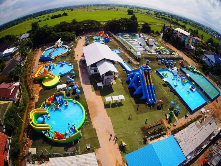 Parque acuático terrestre inflable