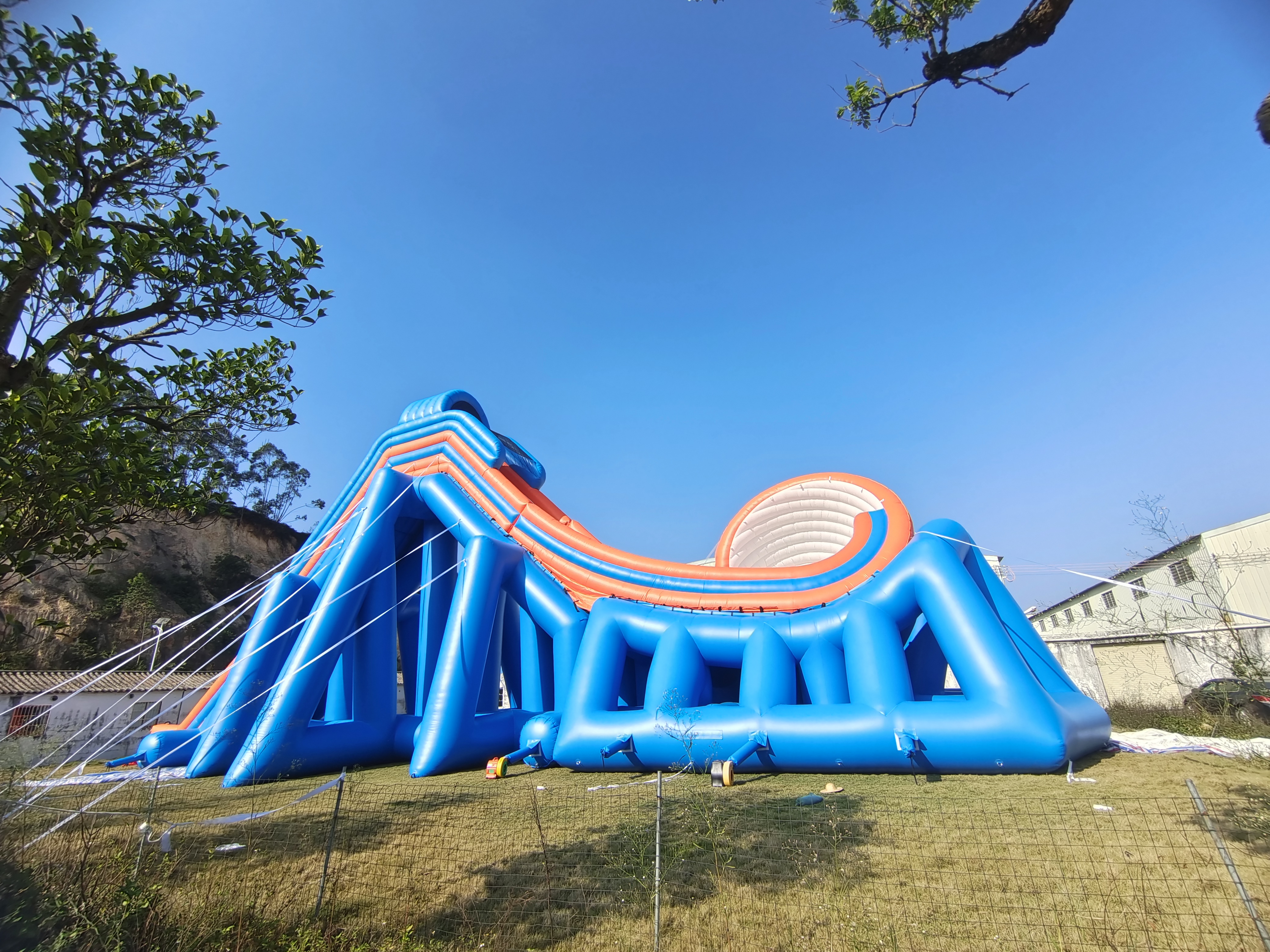 El agua flotante inflable grande de la piscina del parque del trampolín del altavoz loco gira la diapositiva