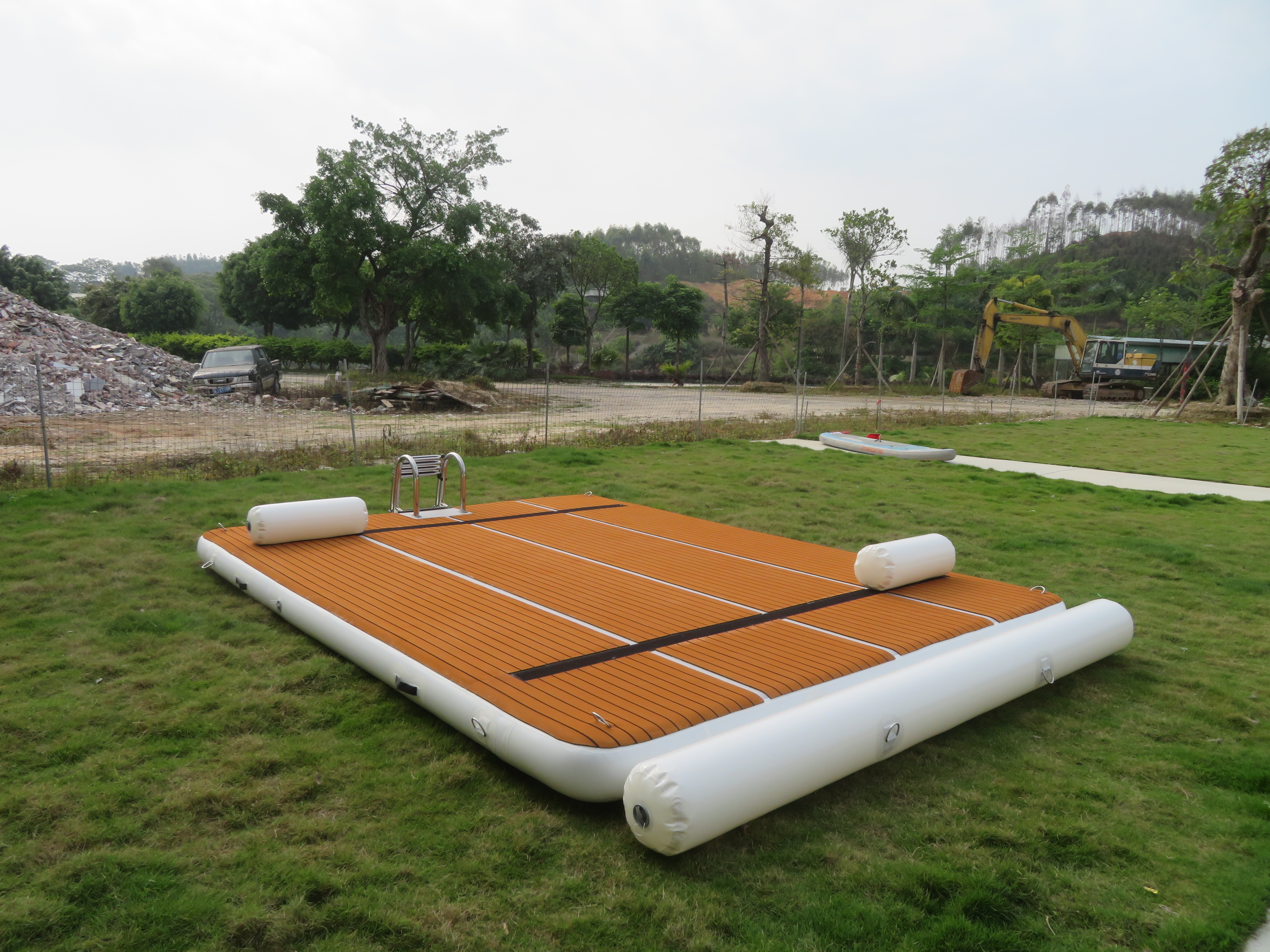 Plataforma de muelle de isla flotante para barco de ocio acuático inflable de verano al aire libre con equipo de escalera