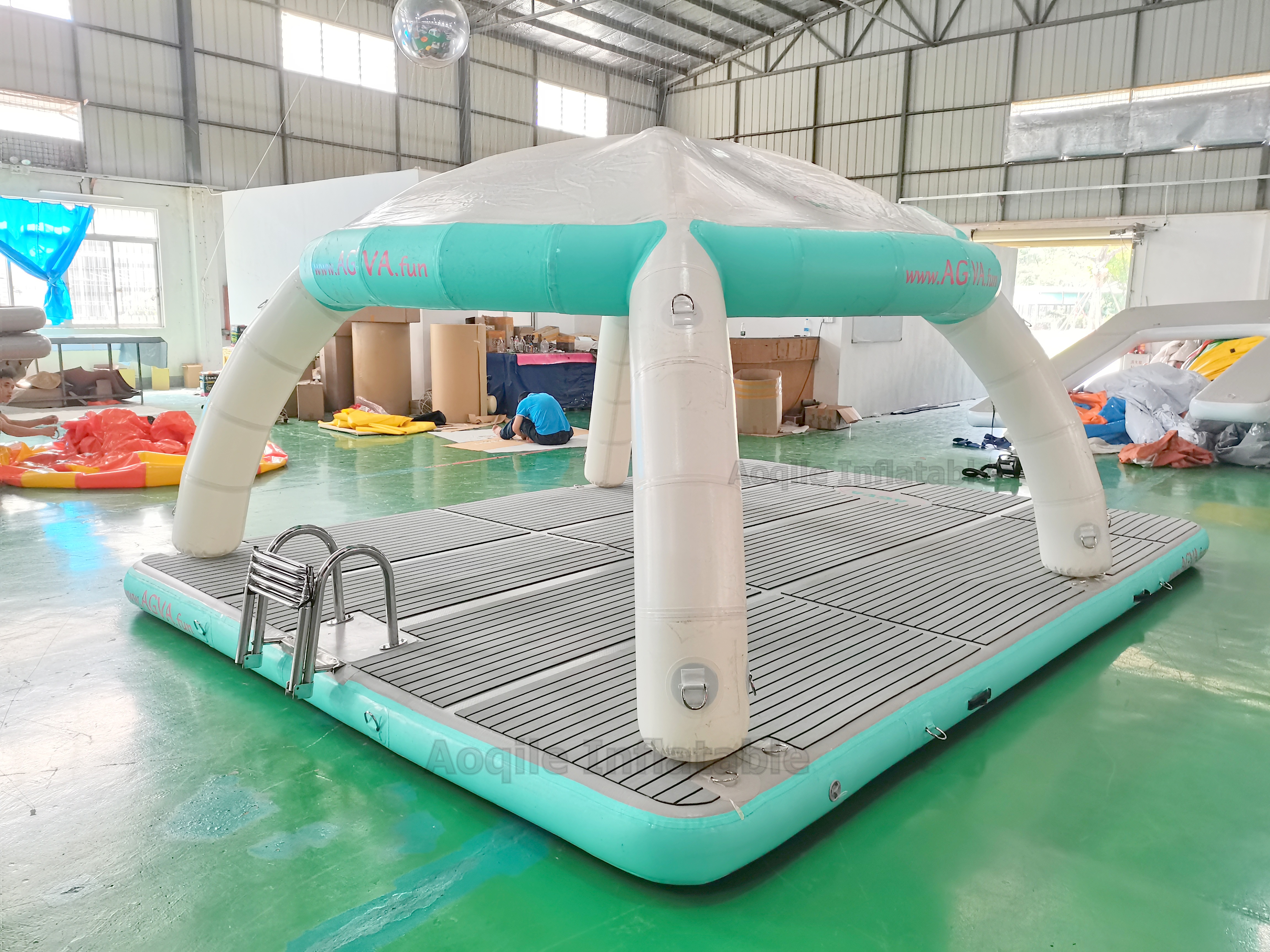 Plataforma flotante inflable de ocio con tienda, muelle de isla flotante inflable de agua de verano, nuevo diseño