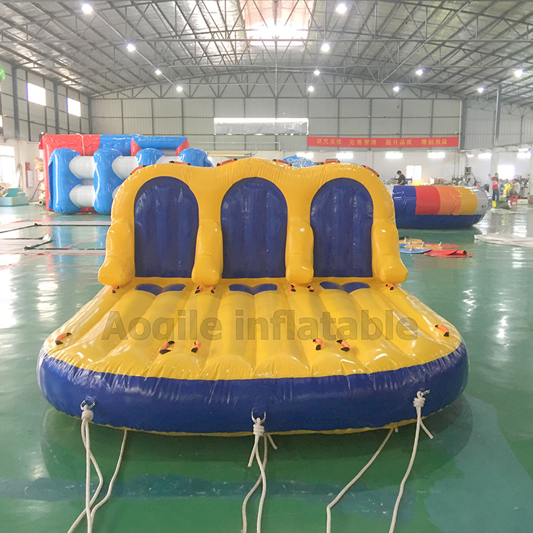 Juegos de deportes acuáticos de verano, barco inflable remolcable con forma de pez volador, barco flotante inflable tipo plátano