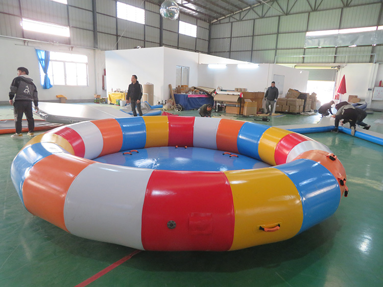 Barco inflable del disco del tubo del esquí del vuelo de los juguetes del agua remolcable de los juegos del mar de los donuts multicolores