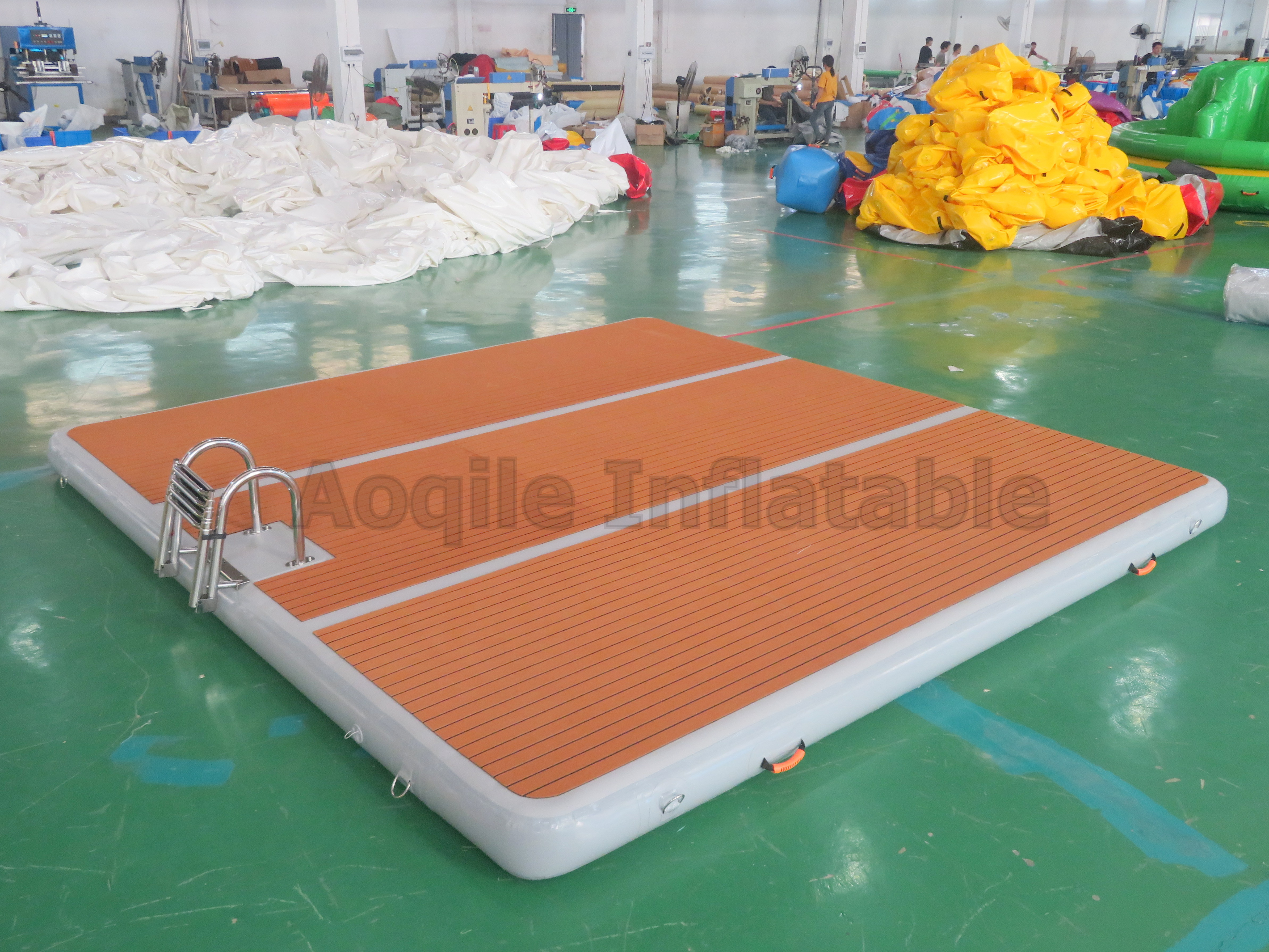 Plataforma de cubierta de natación inflable de alta resistencia, alfombrilla de agua flotante, plataforma estándar flotante inflable con escalera