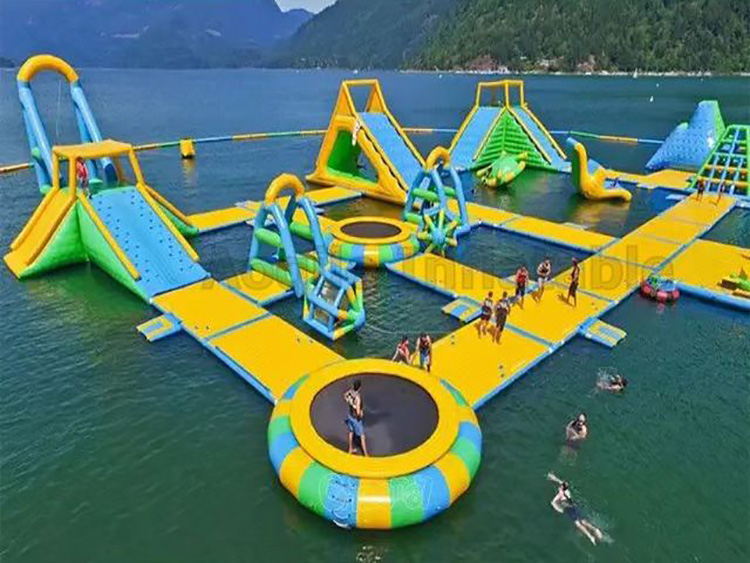 Parque inflable grande del entretenimiento del agua de la plataforma flotante del equipo de deportes del obstáculo del agua de encargo