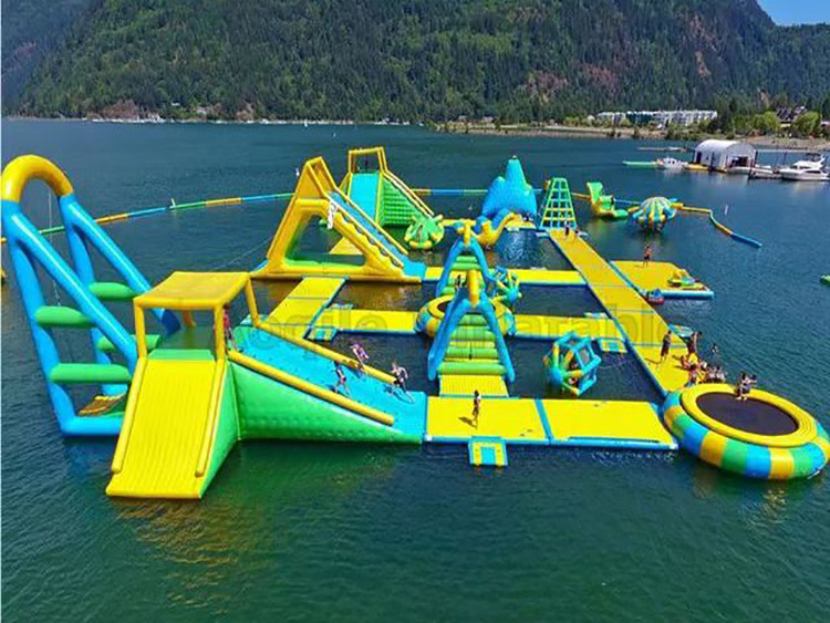 Parque inflable adulto flotante del agua del mar inflable al aire libre de encargo de los deportes del obstáculo del agua