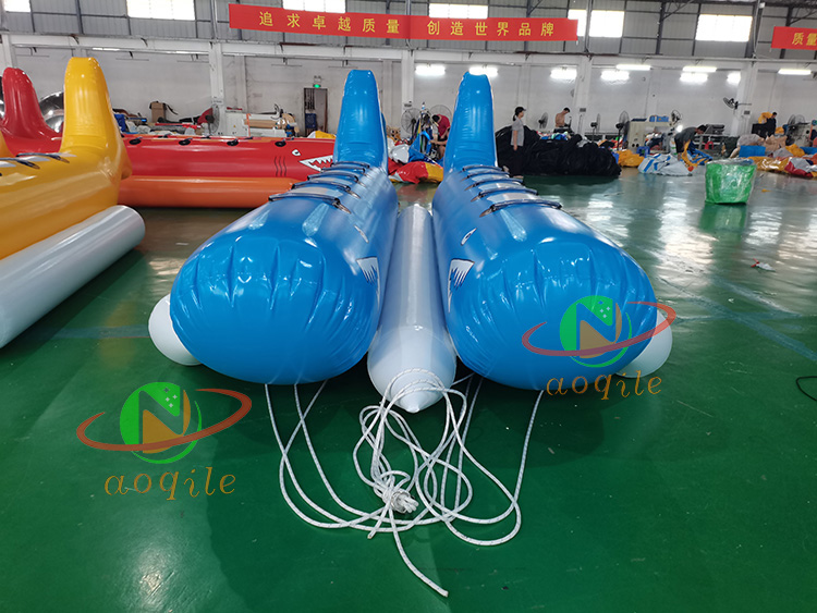 Equipo inflable del juego del agua de los peces voladores de los tiburones inflables del barco del plátano en venta