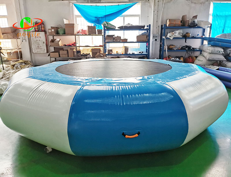 Actividades acuáticas del parque acuático de Aoqile 4 metros de 4 metros de acero inflable trampolín para eventos para eventos