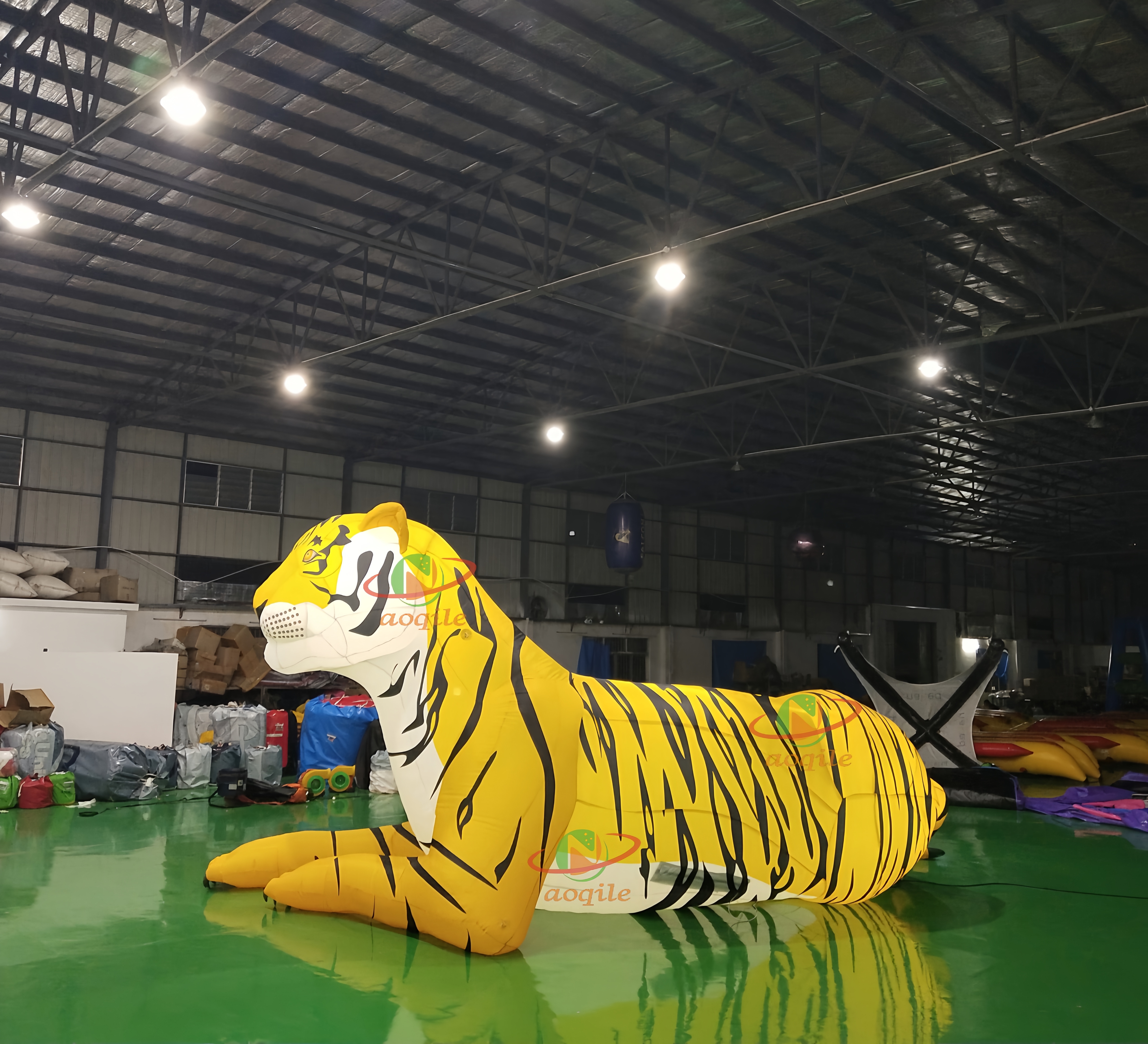 Dibujos animados inflables personalizados con forma de animal tigre con luz LED para feria comercial