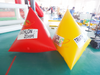 Boya de natación inflable, boya triangular flotante personalizada para parque acuático inflable