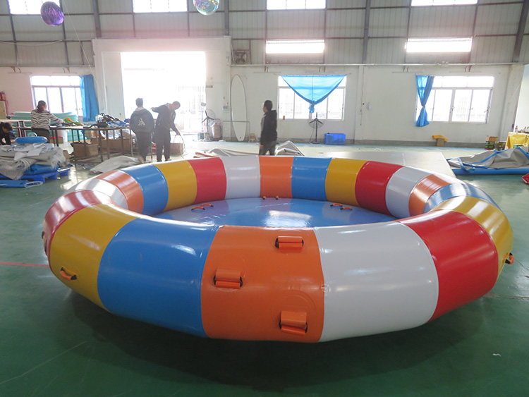 Barco inflable del disco del tubo del esquí del vuelo de los juguetes del agua remolcable de los juegos del mar de los donuts multicolores