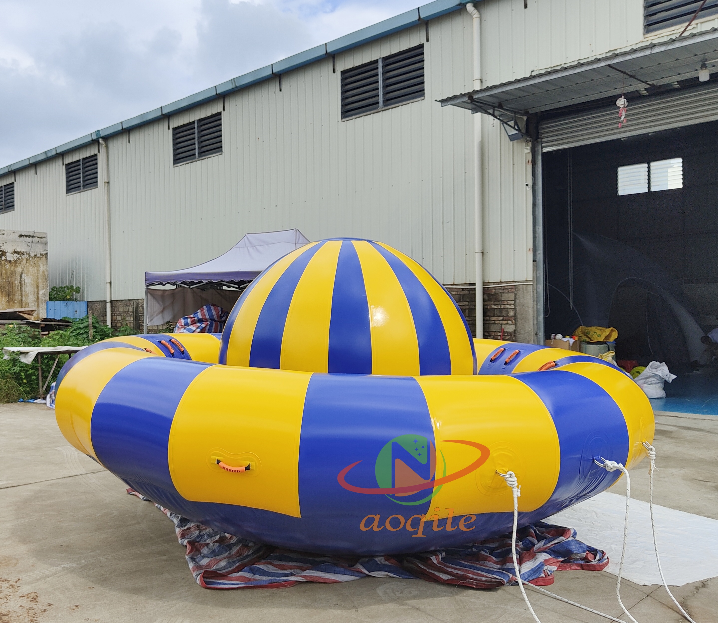 Barco inflable de alta calidad con forma de plátano, pez volador, OVNI inflable, barco de discoteca, equipo de juego acuático