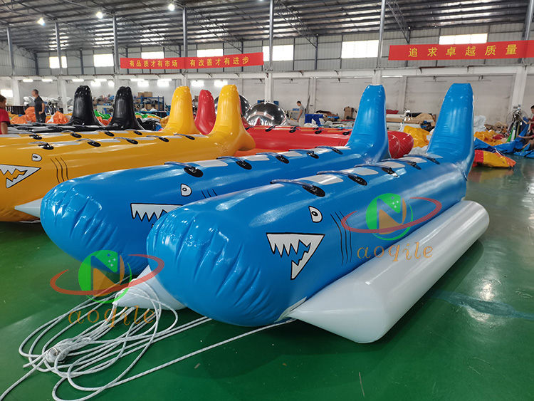 Equipo inflable del juego del agua de los peces voladores de los tiburones inflables del barco del plátano en venta