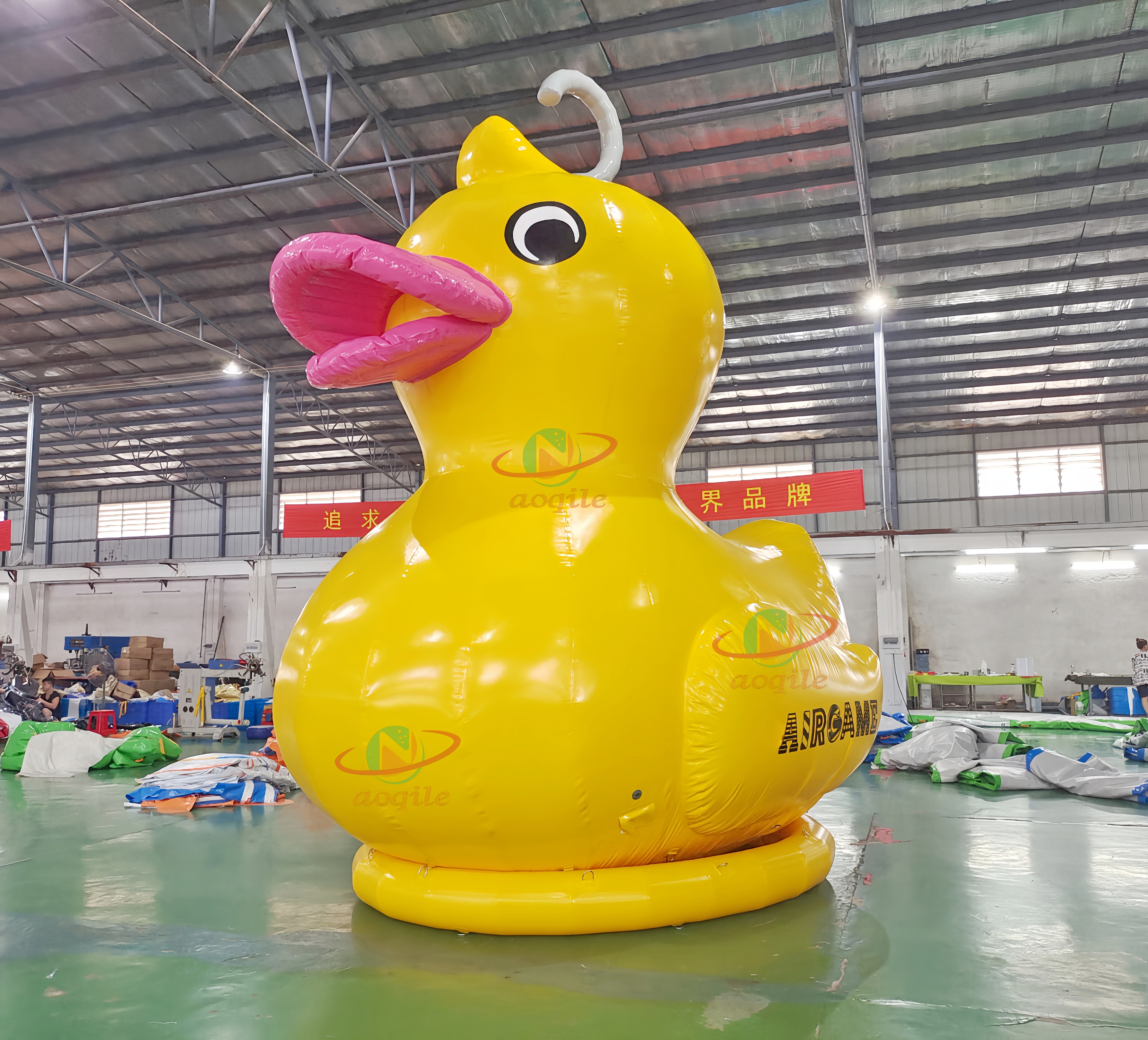 Publicidad de pato inflable gigante amarillo, pato de goma inflable en el lago o tierra para propaganda