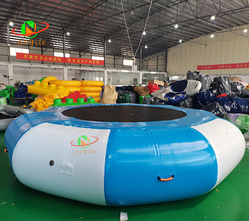 Actividades acuáticas del parque acuático de Aoqile 4 metros de 4 metros de acero inflable trampolín para eventos para eventos