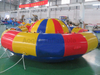 Nuevo diseño Crazy UFO inflable remolcable deportes acuáticos giratorio pez volador inflable disco barco