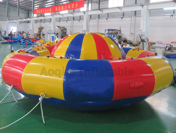 Nuevo diseño Crazy UFO inflable remolcable deportes acuáticos giratorio pez volador inflable disco barco