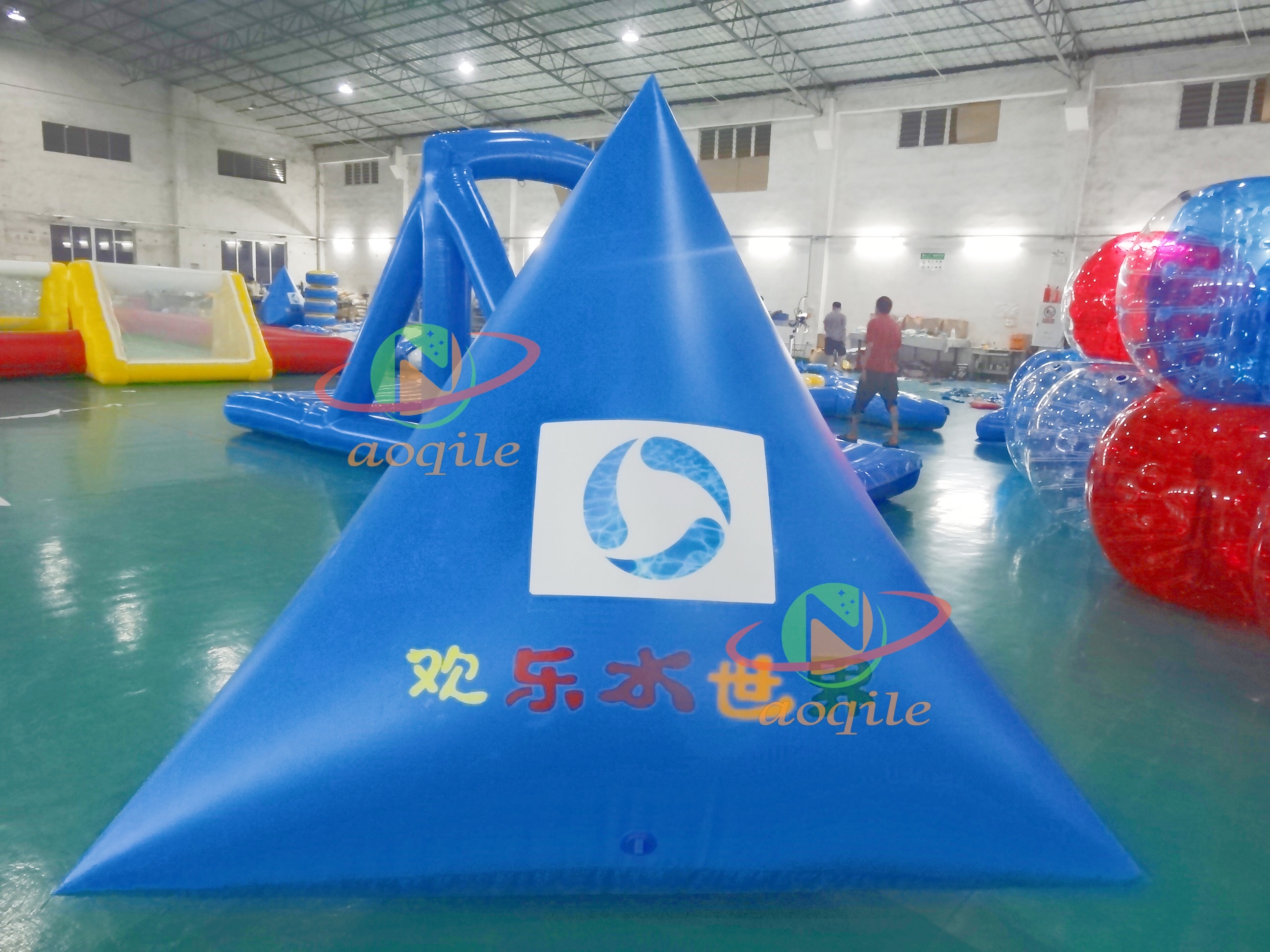 Venta directa de fábrica, boya inflable para parque acuático, marca flotante, triángulo inflable, boya de Color personalizada