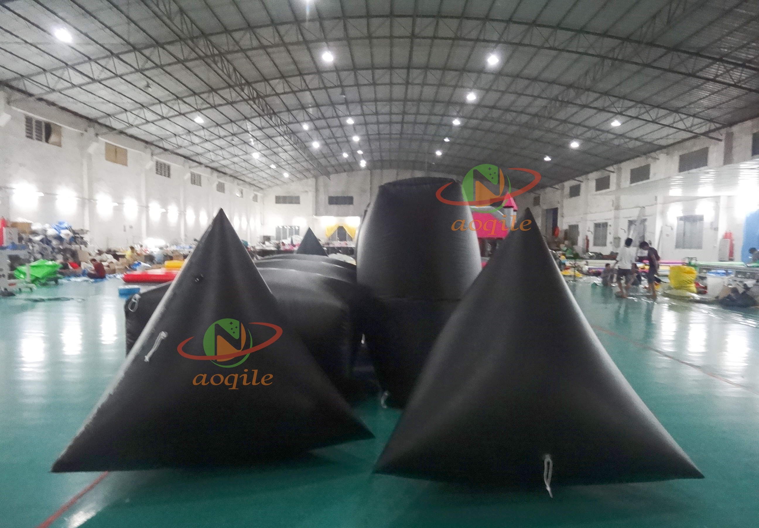Venta directa de fábrica, boya inflable flotante de agua con marca triangular, boya con publicidad